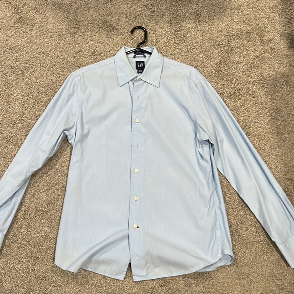 Mens Gap fitted light blue dress shirt. Size Medium 15-15.5
